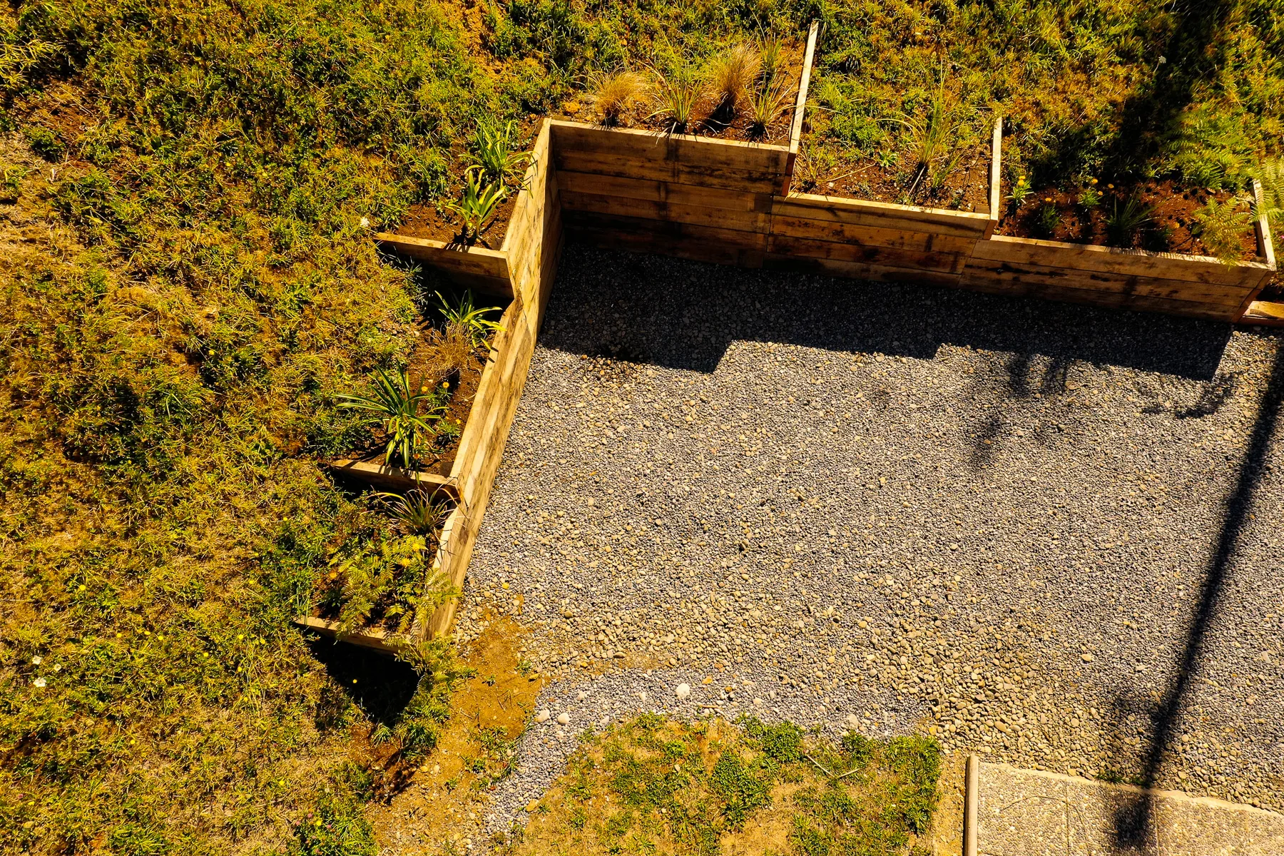 Terrazas de madera en construcción vistas desde el dron, con la gravilla recién extendida.